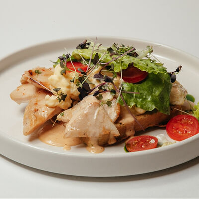 Вафли из цукини с курицей и скремблом в Сны любимого кота по цене 685 ₽