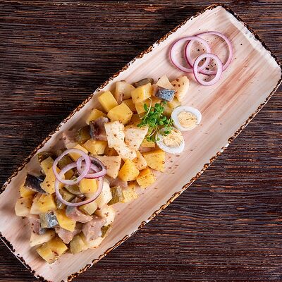 Традиционный немецкий салат с сельдью в Браухаус Альтштадт по цене 300 ₽