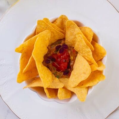 Мексиканский гуакамоле с чипсами начосв Лобби бар по цене 780 ₽