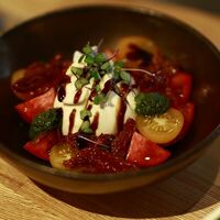 Буррата с томатами, соусом песто и домашним бальзамиком в Vivezza