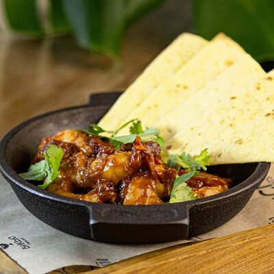 Креветки в соусе чили в Гриль-бар Бикью по цене 590 ₽