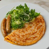 Лепешка роти с помидорами, сыром, омлетом и колбасками из кролика в Romano