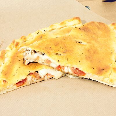 Кальцоне с курицей и грибами в Hot-Pizza по цене 390 ₽