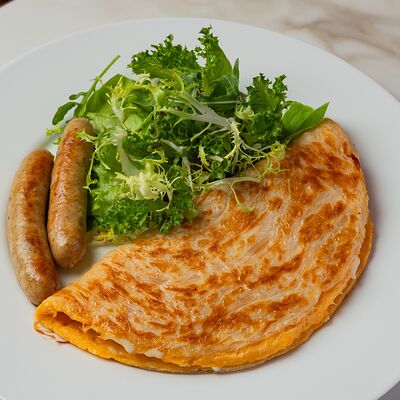 Лепешка роти с помидорами, сыром, омлетом и колбасками из кролика в Romano по цене 1100 ₽