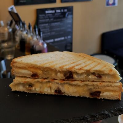 Сэндвич сырный в Пончик по цене 350 ₽