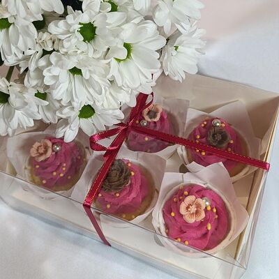 Капкейки 6 шт. и белая хризантема 3 шт. в Доставляем радость на дом! по цене 3800 ₽