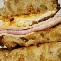 Сендвич с индейкой, яйцом и сыром в Муси