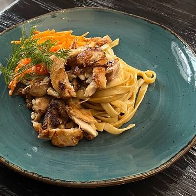 Филе окорочка птицы, замаринованное и обжаренное на гриле, пшеничная лапша, морковь с азиатской заправкой в Длинный нос по цене 385 ₽