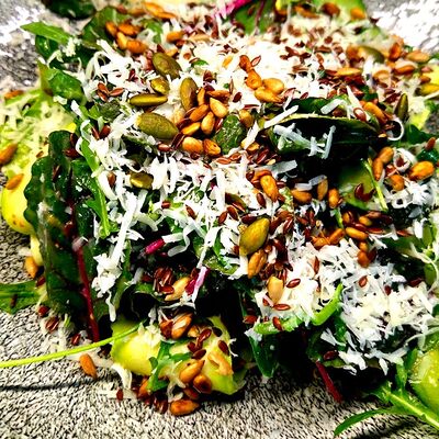 Салат из зелёных листьев и цукини в Seasons по цене 480 ₽