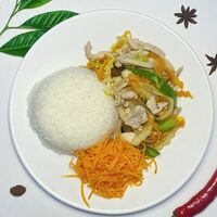 Ком Га Сао - Рис с куриным филе и овощамив Pho Nem
