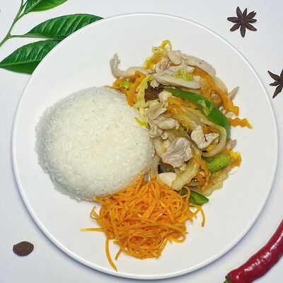 Ком Га Сао - Рис с куриным филе и овощамив Pho Nem по цене 509 ₽