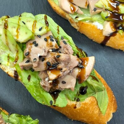 Брускетта с авокадо и печенью трески в Лавр по цене 199 ₽