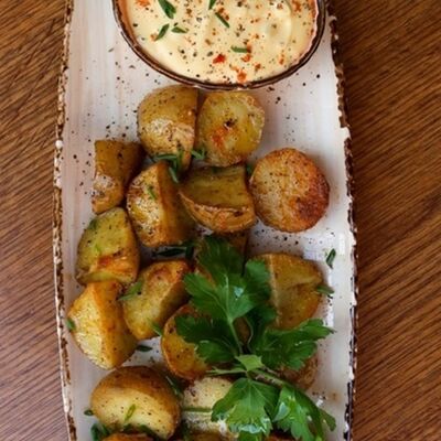 Запеченный картофель с острым сырным соусом в Mexo Food Bar по цене 390 ₽