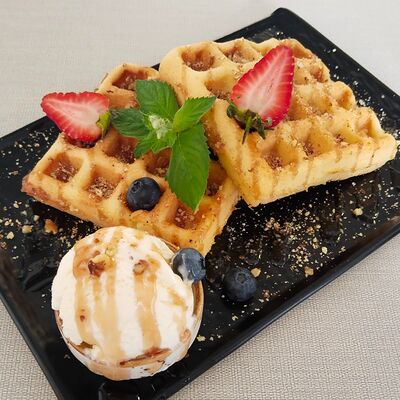 Венские вафли с ягодным соусом в Марсель кафе-кондитерская по цене 451 ₽