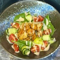 Салат с куриным попкорном в BRCAFE