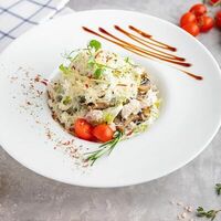 Фрикасе из куриной грудки со сливочно-грибным соусом, фетучини и тертым сыром пармезан в Topfoodcafe