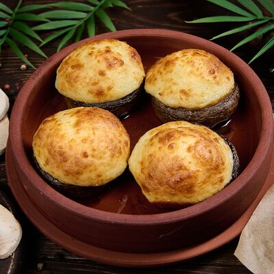 Шампиньоны, запеченные с сыром сулугуни в Daisi по цене 580 ₽