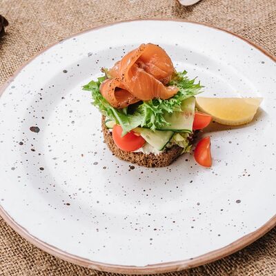 Салат слоеный на бородинской гренке в Кафе-парк Теремок по цене 320 ₽