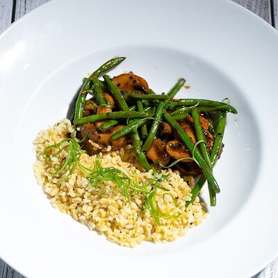 Грибы со стручковой фасолью в устричном соусе с булгуром в Перчини на огне по цене 290