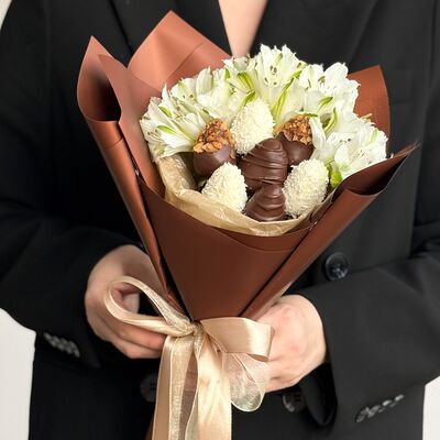 Букет из клубники в шоколаде и цветов Селин в Клубника по цене 3990 ₽