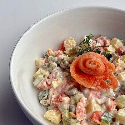 Оливье с лососем в Grechka по цене 450 ₽