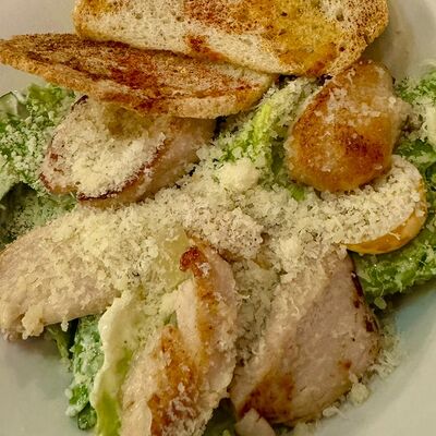 Цезарь с курицей в Wine and Whiskey by Simple по цене 720 ₽