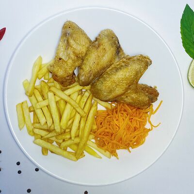 Картошка фри с куриными крылышками в Pho Nem по цене 499 ₽