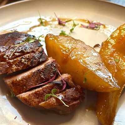 Филе утиной грудки с карамелизированной грушей в The Bulki по цене 890 ₽