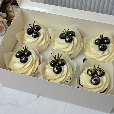 Капкейки белые с голубикой в Кондитерская КонфеткаПитер по цене 1950 ₽