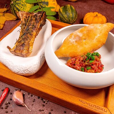 Тартар из говядины с мозговой косточкой в Чичилаки по цене 950 ₽