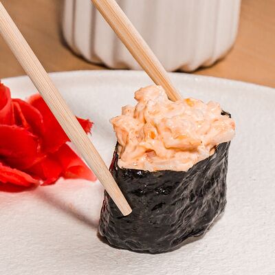 Суши Копченый лосось спайси в Суши Море Мото по цене 129 ₽