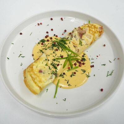 Омлет из трех яиц с беконом и зеленью под сырным соусом в Bucho по цене 390 ₽