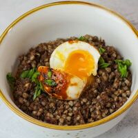Зеленая греча с томленым мясом, мягким яйцом и мясным соусом в MON PARIS