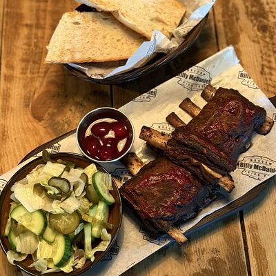 Ребра оленя с салатом и багетом в Billy McDaniel по цене 1750 ₽