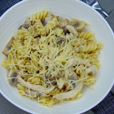 Паста с курицей и грибами в Sisters Food по цене 199