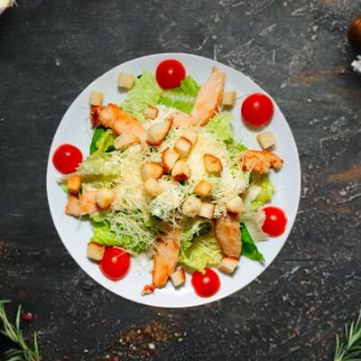 Цезарь с куриной грудкойв Сказка lounge по цене 585 ₽