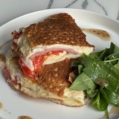 Омлет с томатами, ветчиной и сыром в Crystal по цене 440 ₽