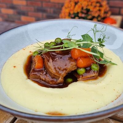 Томлёная говядина в соусе демиглас с картофельным пюре в Bun по цене 660 ₽