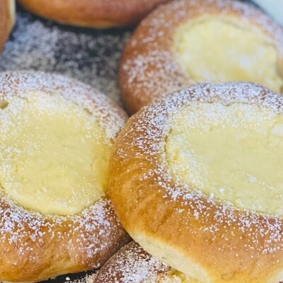 Ватрушка с творогом (1 шт.) в Рябинушка по цене 185 ₽