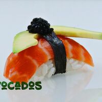 Нигири Лосось и Икра в AVOCADOS