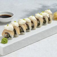 Ролл с гребешком и лаймовым муссом в Delicates Club