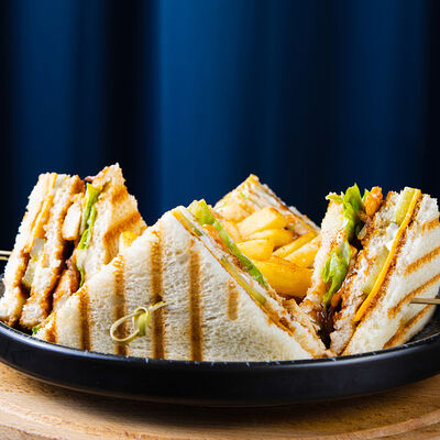 Сэндвич с курицей и картофелем фри в Pafos по цене 480 ₽