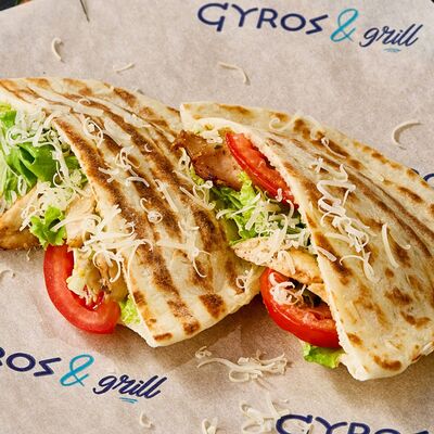 Кипрская пита Цезарь с курицей в Gyros&grill по цене 620 ₽
