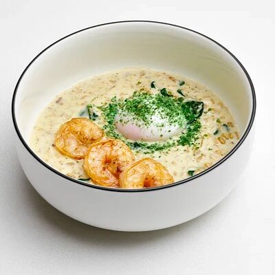 Цельнозерновая овсяная каша с креветками и яйцом пашот в Benedict breakfast & lounge по цене 500 ₽