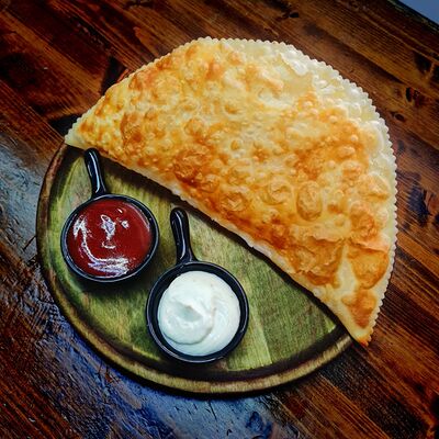 Чебурек с курицей в Pro чебуреки по цене 200 ₽