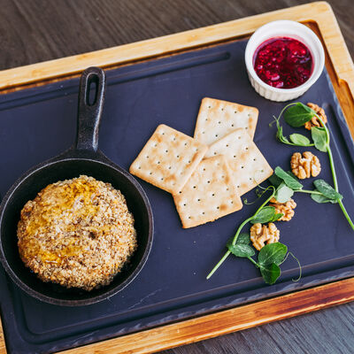 Жареный камамбер с малиновым сорбетом в БАЗА по цене 1100 ₽