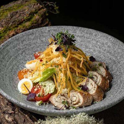 Цезарь с куриным рулетом в Сова по цене 700 ₽