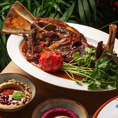 Запечённая баранья лопатка в печи в Maroon по цене 4990 ₽