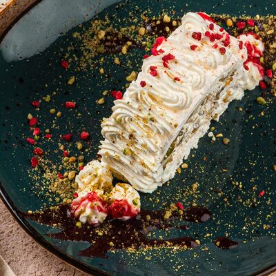 Меренговый рулет в Омар Хайям Европа и Азия по цене 380 ₽