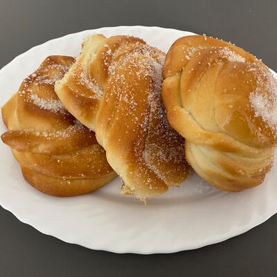 Плюшка сахарная в Твой Пекарь по цене 43 ₽